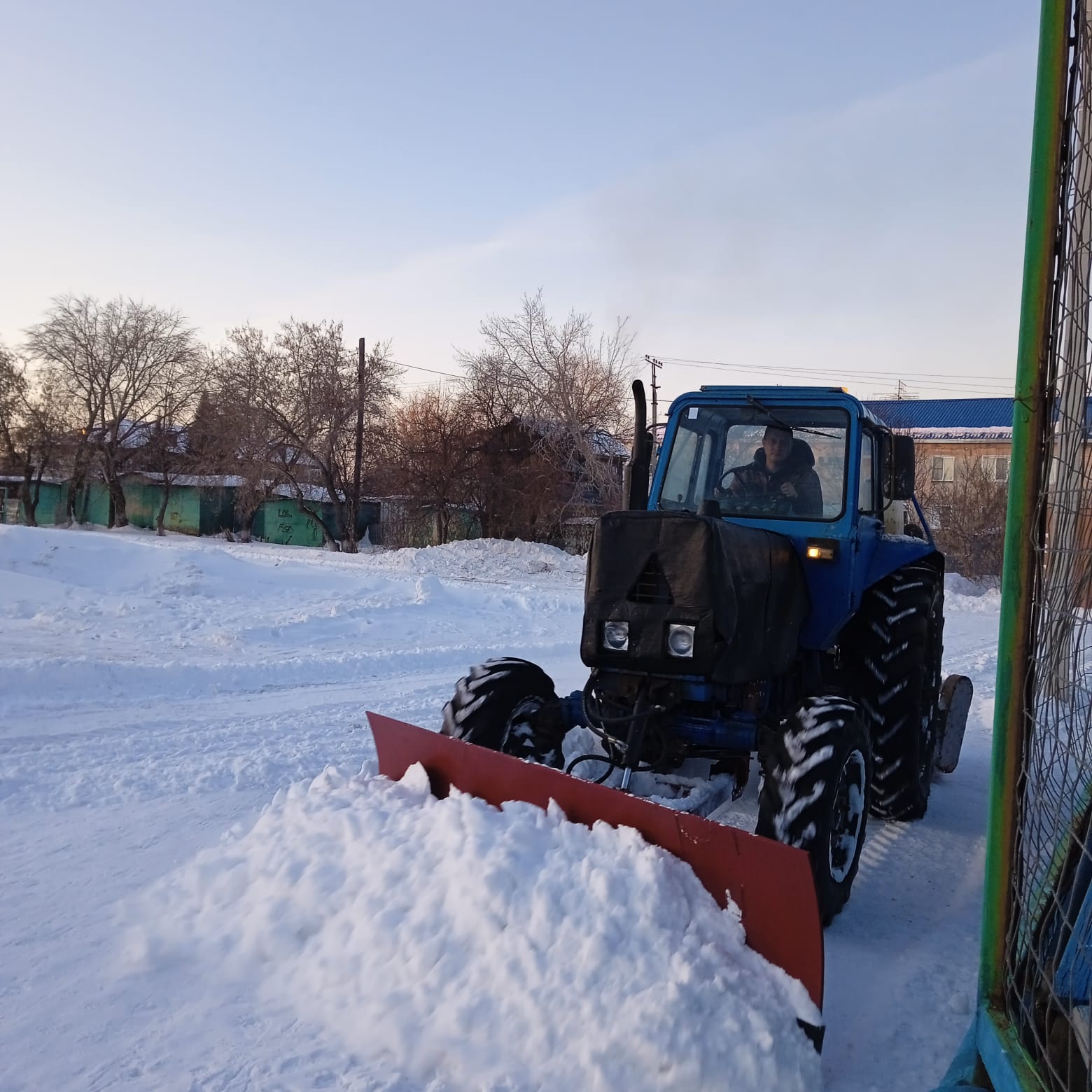 Работы по уборке снега.