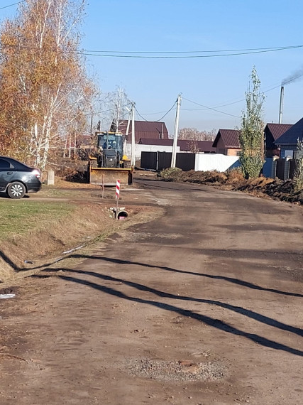 Проводятся работы по нарезке водоотводных канав на ул.Дружбы п.Новоомский. Проводятся работы по нарезке водоотводных канав на ул.Дружбы п.Новоомский.
