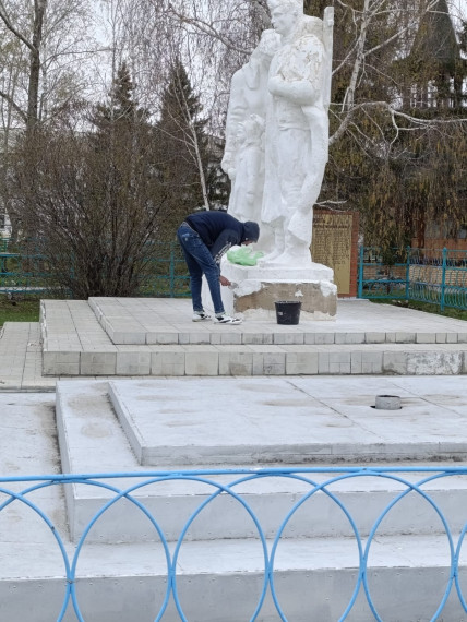 Сегодня в п.Новоомский прошел очередной субботник. Сегодня в п.Новоомский прошел очередной субботник.